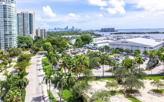 Bayshore Chic Apartment with Marina View