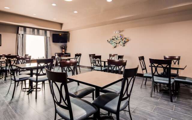 Best Western Plus Kenedy Inn