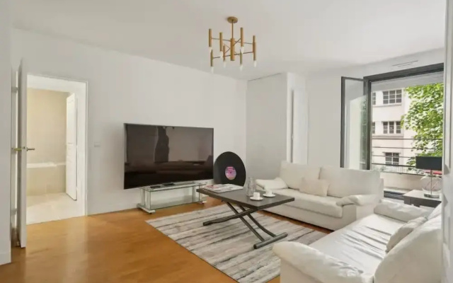 Elegant New Apartment With Balcony in the 16th - M