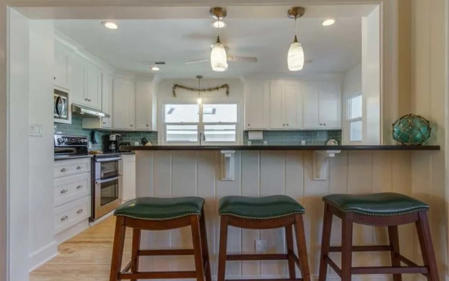 Ocean Boulevard 511 by RedAwning