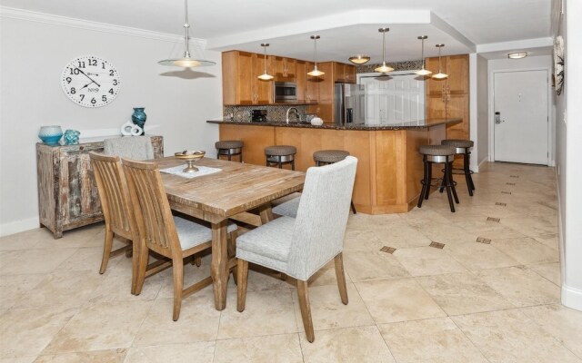 Shoreline Towers 1052 2 Bedroom Condo by RedAwning