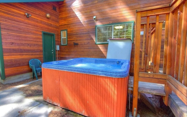 Bear Country 4 Bedroom Home by RedAwning