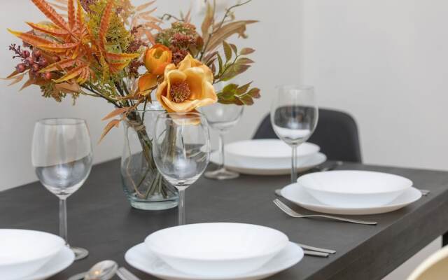 Gold & Blue Apartment Warsaw by Renters