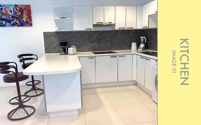Stylish Condo w. Pool View 2F