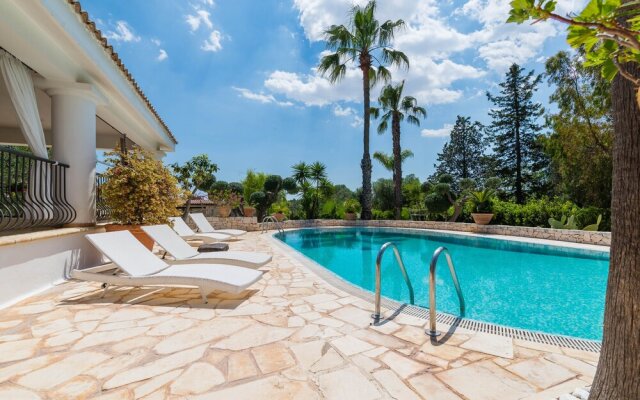 Fontana Villa Resort con piscina