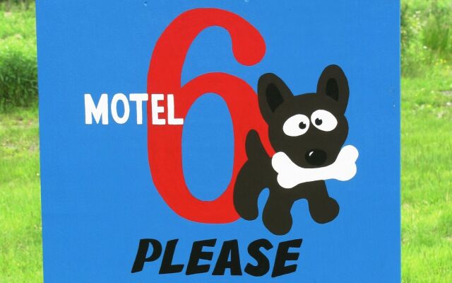 Motel 6 Huntsville, ON