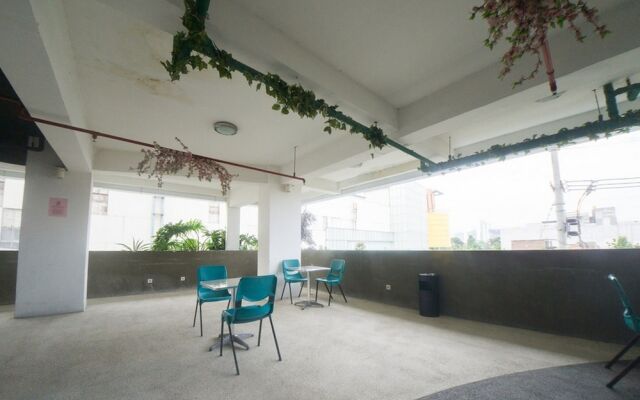 RedDoorz Apartment near Bundaran Satelit Surabaya