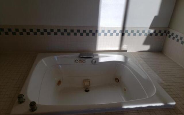 The Center Lodge and Jacuzzi Suites