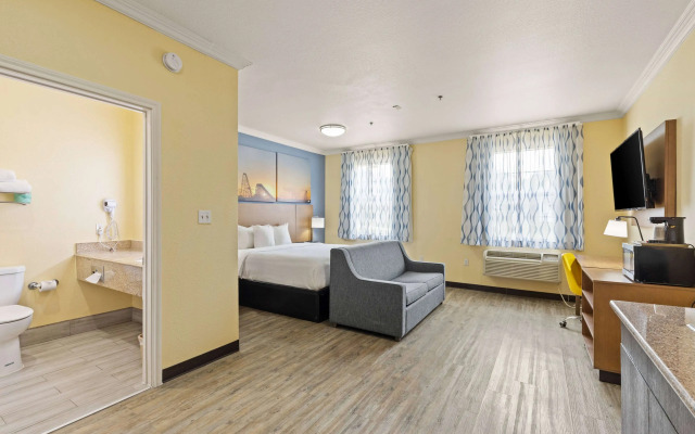 Days Inn & Suites by Wyndham Euless DFW Airport South