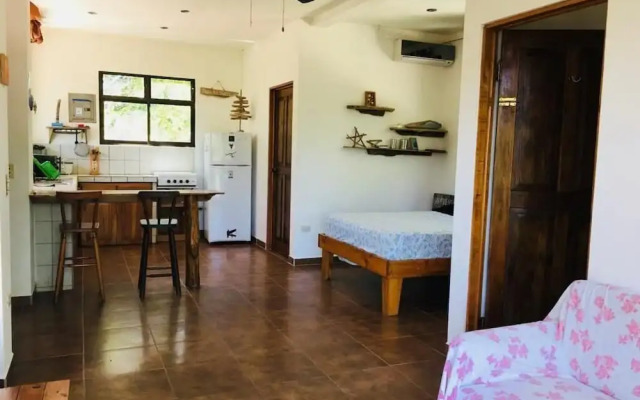 Burnt Toast Surf Camp - Hostel