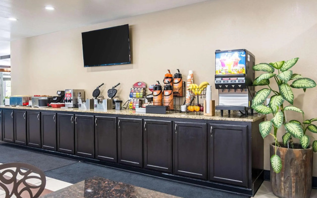 Clarion Inn & Suites Russellville I-40