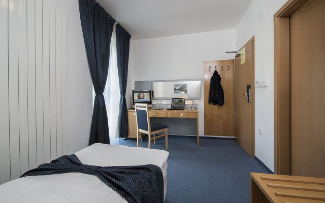 Felicity Garni Hotel