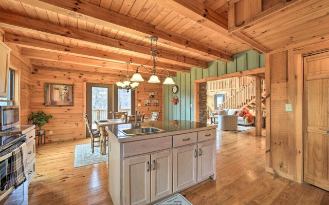 Decks & Mountain Views: Waynesville Getaway!