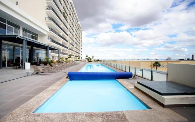 RealLuxe Stylish apartment with pool and gym