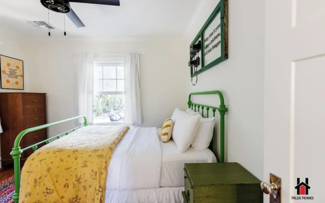 Remodeled 1920s Bungalow & Retro Casita