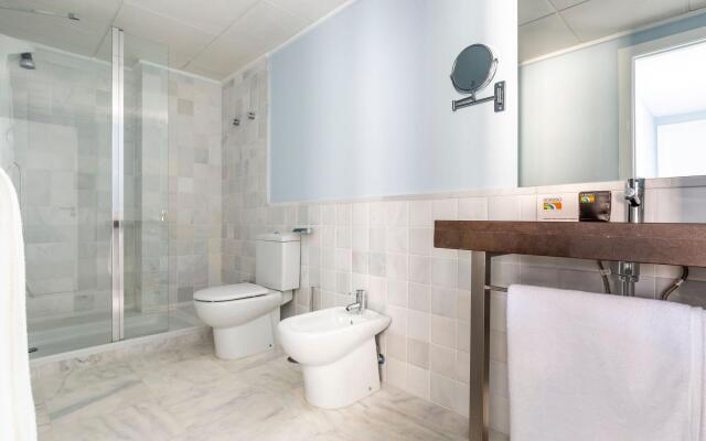 Apartment with spacious roof terrace and sea view