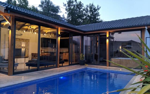 Marvelous Villa with Jacuzzi and Pool in Kalkan