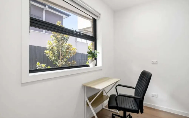 Relaxing Family Townhouse Near Melbourne's