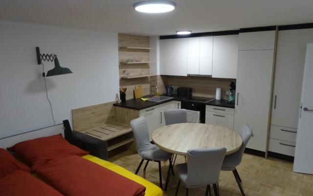 Modern Apartment, Full Kitchen, for 6