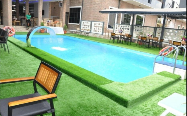 Springhill Hotel & Suites