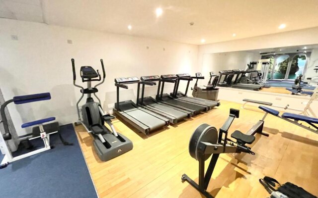 Modern Family Apartment FREE Parking and Gym by Beach