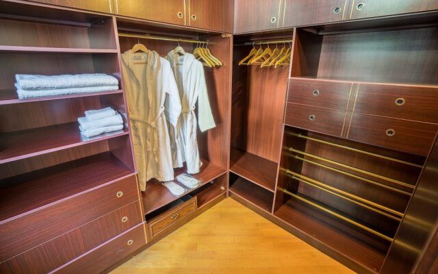 Отель AV Barton Hill