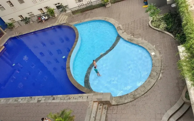 Comfortable 2BR Green Pramuka Apartment