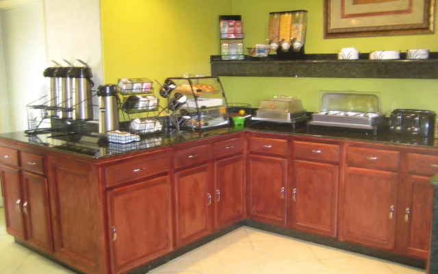 Econo Lodge Inn & Suites Eagle Pass