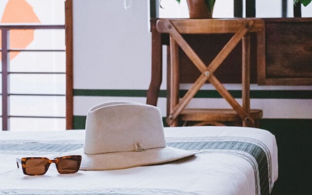 Hiphipstay - The Colonial