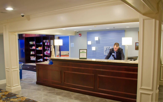 Holiday Inn Express & Suites Merrimack by IHG