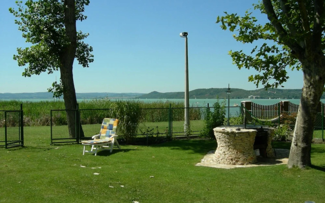 Sunshine Beach House  directly at the  lake