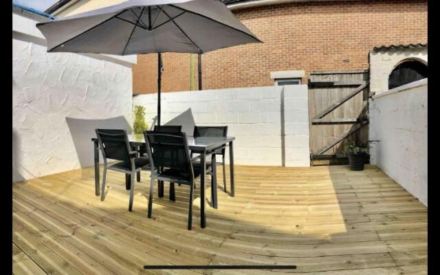 Gorgeous Town Centre Apt with Courtyard Garden
