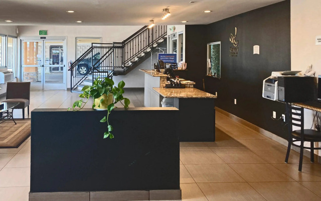 Quality Inn & Suites near Downtown Bakersfield