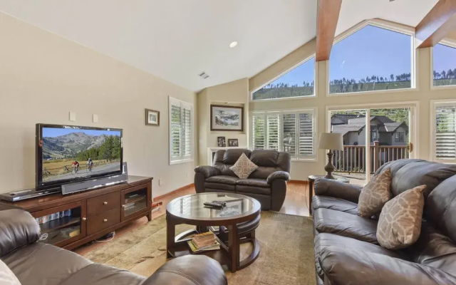 Mule Meadows Classy, Split Level South Tahoe Home!