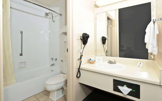 Hotel Red Rose by Townhouse Covington I-64