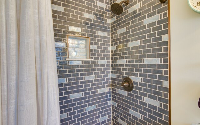 Chincoteague Apartment w/ Deck: Walk to Waterfront