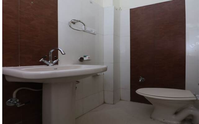 OYO 9847 Hotel Blue Empire