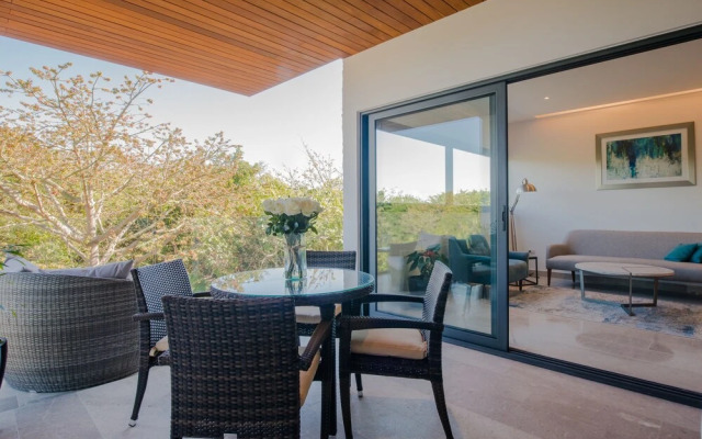 Location - 2 bdr - Rooftop Pool w Sea View - C306