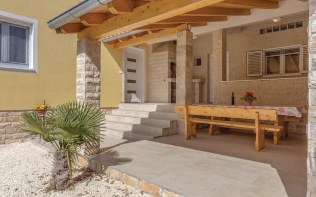 Nice Home in Liznjan With Wifi and 3 Bedrooms
