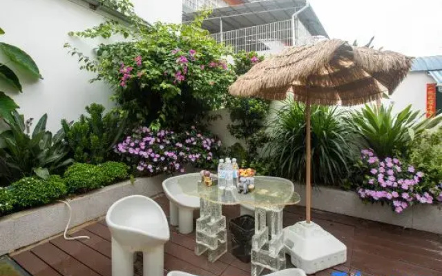 Weixi Homestay (Mangshi Square)