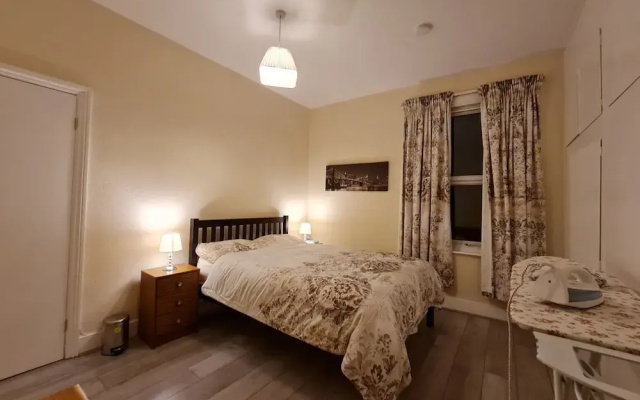 House-sleeps4-parking-garden