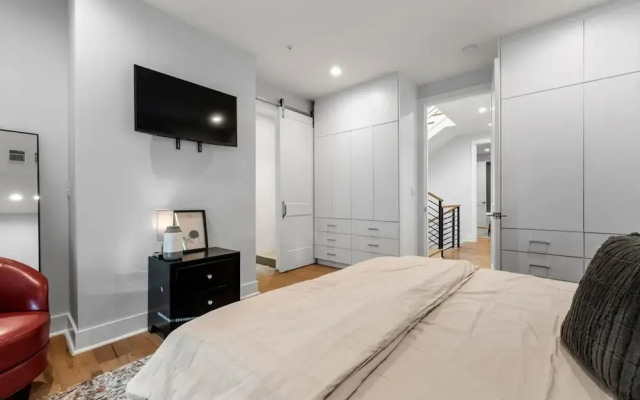 Luxurious Midtown Home Rooftop Views by Silverx