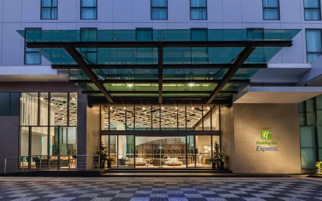 Holiday Inn Express Bangkok Soi Soonvijai, an IHG Hotel