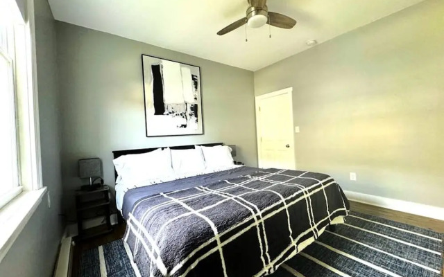 Modern Cozy Unit With King Bed