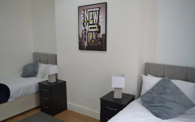 Beautiful Two-bed Apartment With Driveway Parking