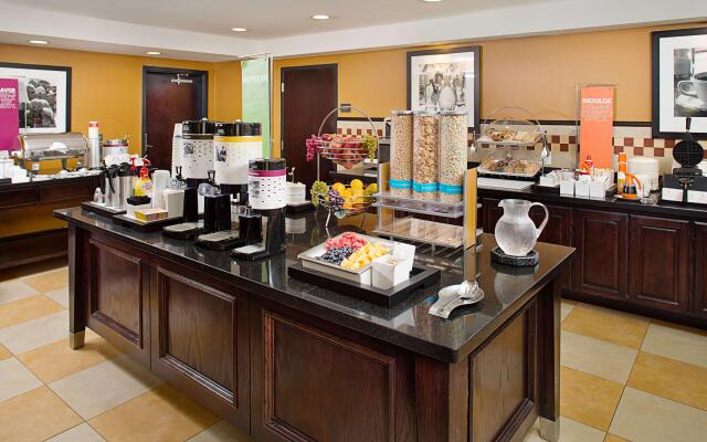 Hampton Inn & Suites Dallas/Lewisville-Vista Ridge Mall, TX