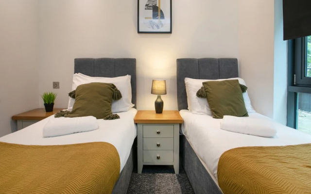 Spacious 2 Bed Parking Close To Centre