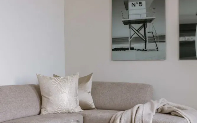 Stunning Seafront Apartment With Modern Comforts and Dike Views