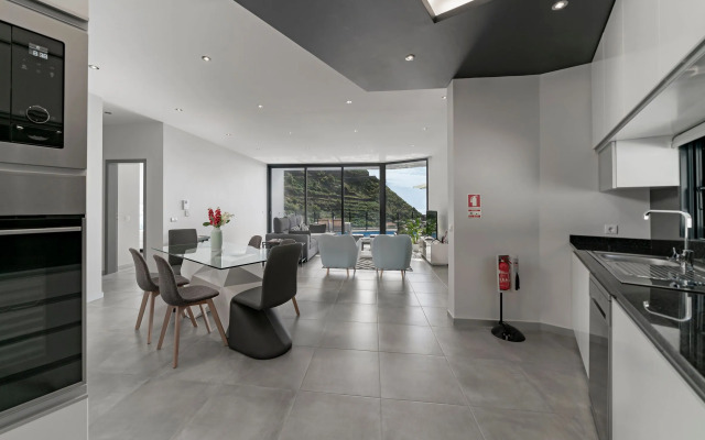 Beautiful modern villa, A/C, heated pool, sea-view | Calheta Charm