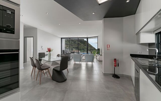 Beautiful modern villa, A/C, heated pool, sea-view | Calheta Charm